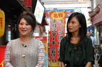 左から小島瑠璃子、友近。(c)読売テレビ