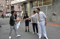 「中川家＆友近のおっちゃんウォッチャー ～輝くおっちゃんを応援する番組～」のワンシーン。(c)読売テレビ