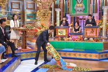 ニセ番組「芸能界サッスガ博覧会」のパネルを外すMCの浜田雅功。(c)MBS