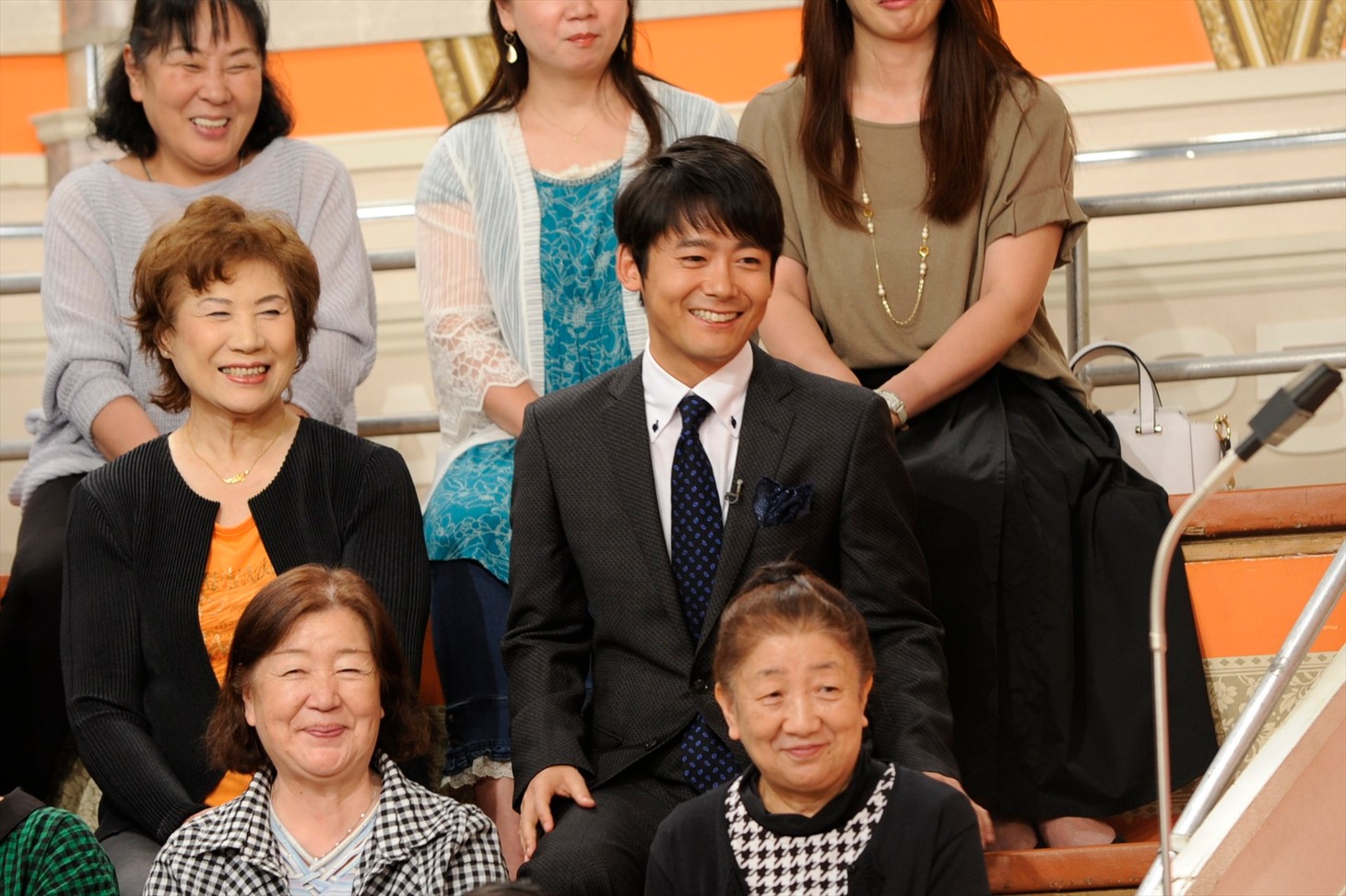 応援席のロザン菅（中央）。(c)ABC