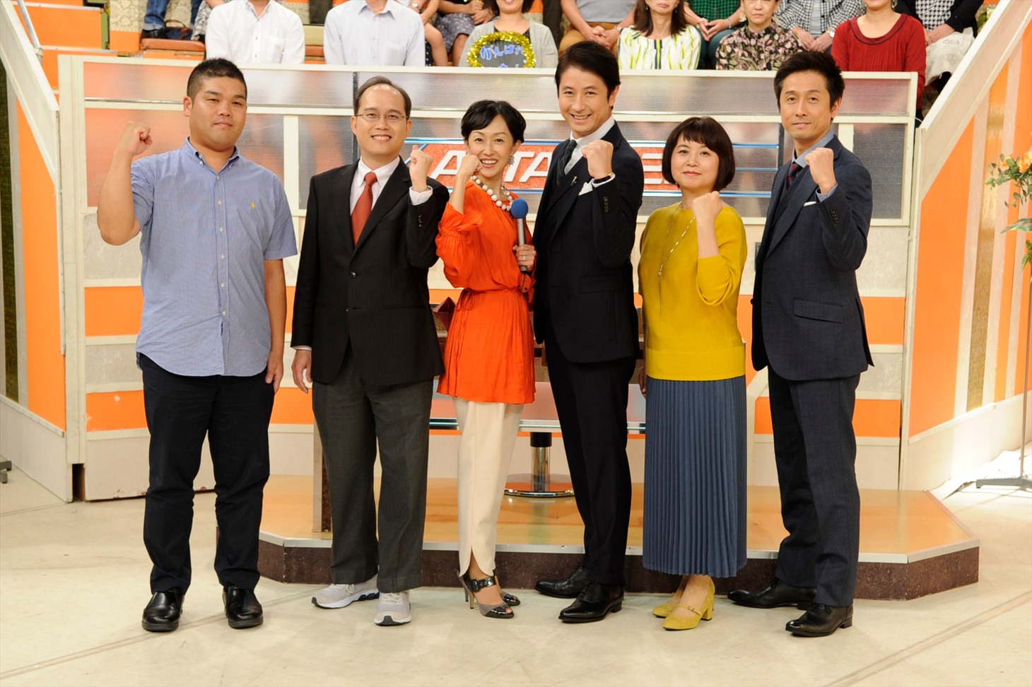 ロザン宇治原（右端）ら「アタック25」の出演者たち。(c)ABC
