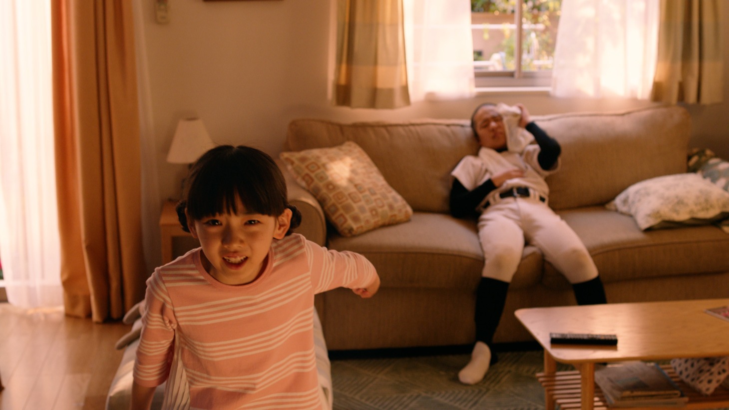 ファブリーズの新CM「臭くなった息子」篇のワンシーン。