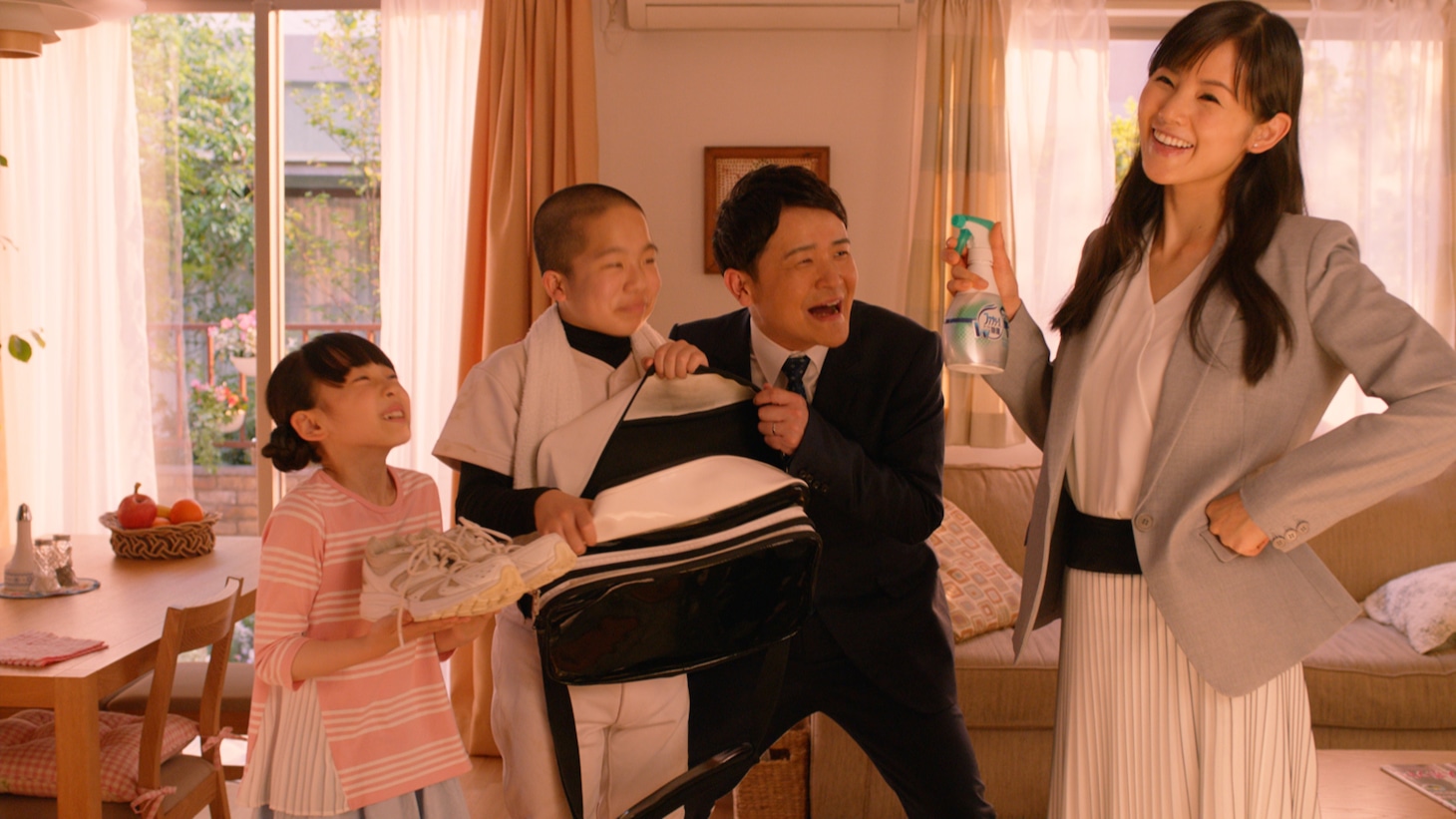 ファブリーズの新CM「臭くなった息子」篇のワンシーン。