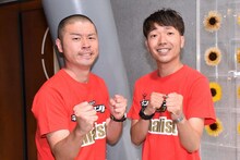 アキナ。左から、山名、秋山。