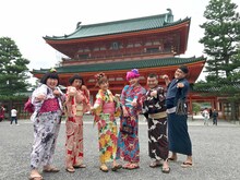 左から酒井藍、すち子、鈴木奈々、ぺえ、川畑泰史、諸見里大介。(c)MBS