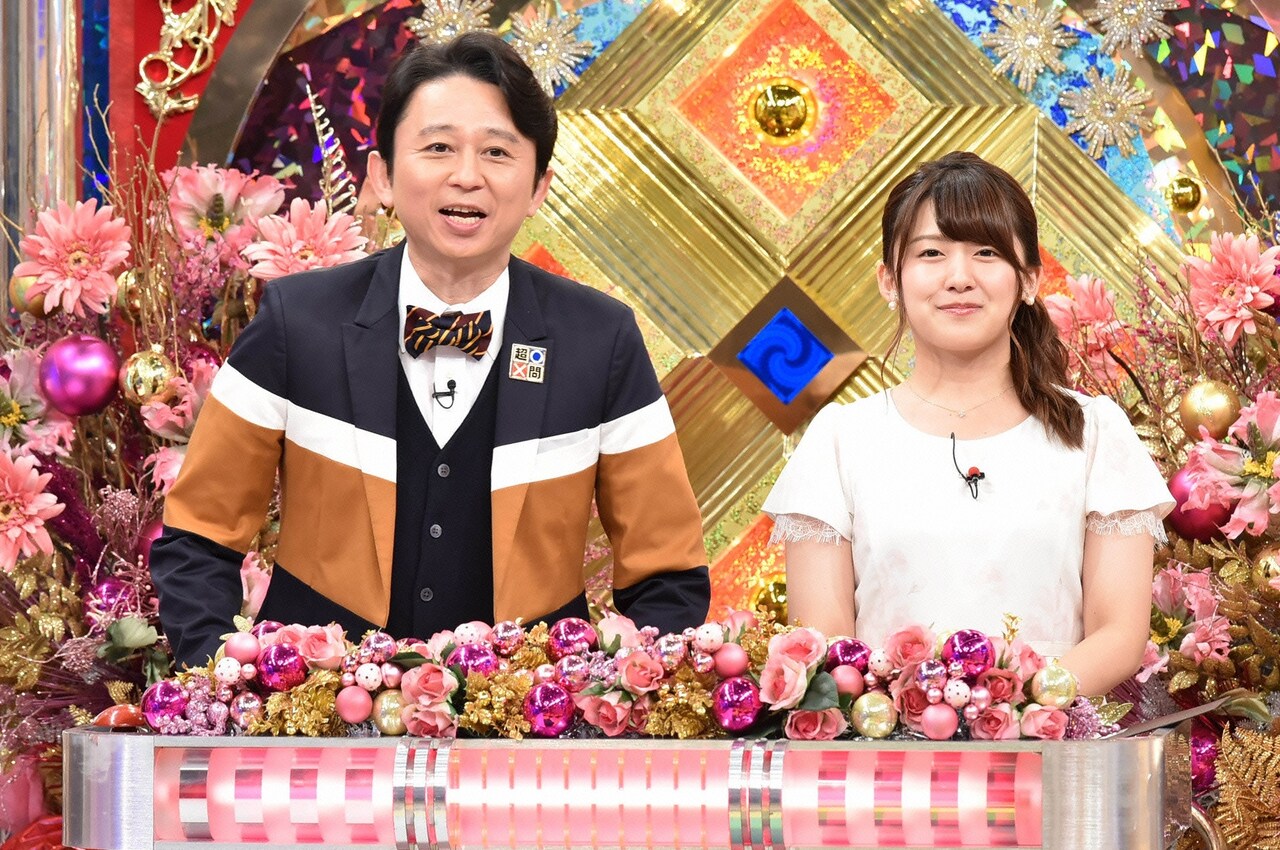 左から有吉弘行、尾崎里紗アナウンサー。(c)日本テレビ