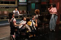 渚に駆け寄るももいろクローバーZのメンバー。(c)関西テレビ