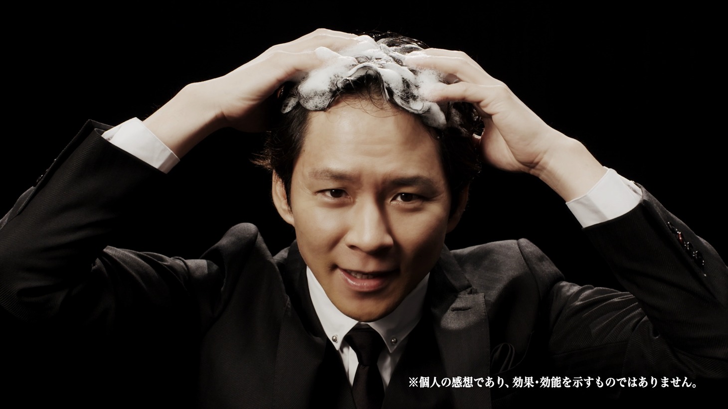 アンジャッシュ渡部が出演するPR動画「【公式】Rigaos リガオス - 生シャン語る篇 -　long ver.」のワンシーン。