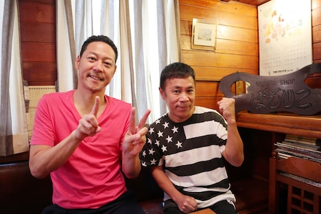 左から東野幸治、ナインティナイン岡村。