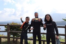 左からナインティナイン岡村、東野幸治、ピース又吉。