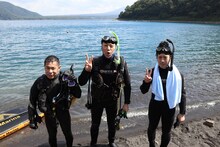 左からナインティナイン岡村、東野幸治、ピース又吉。