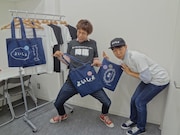 グッズを着用したフースーヤ。