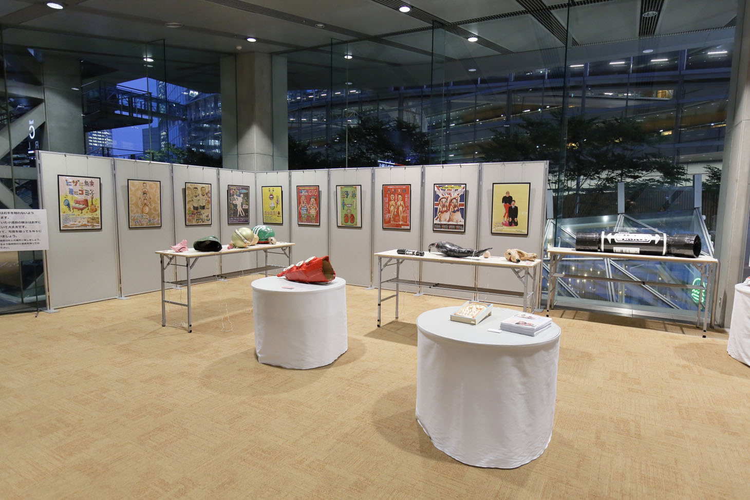 小道具や絵画の展示会の様子。