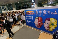 小道具や絵画の展示会の様子。