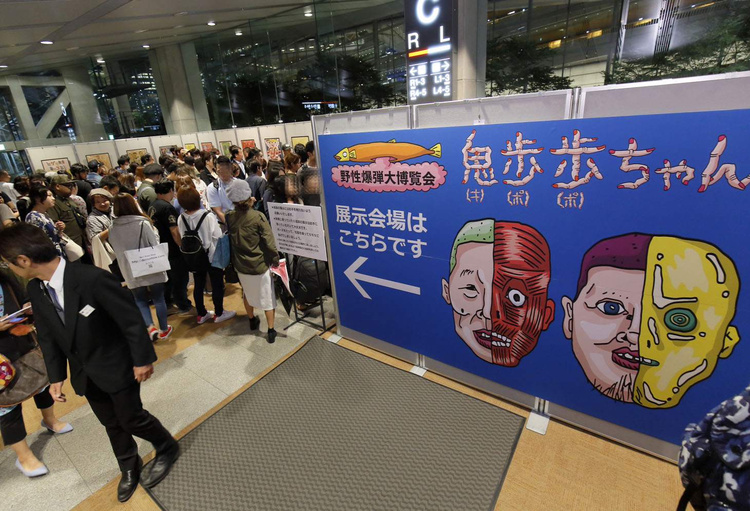 小道具や絵画の展示会の様子。