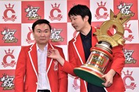 フォトセッションで急に無表情になるかまいたち山内。