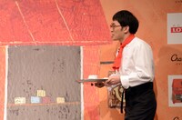 コーヒーを運んでくるシソンヌじろう。