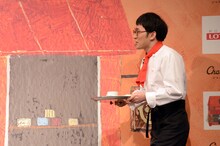 コーヒーを運んでくるシソンヌじろう。