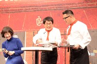 コーヒーとシャルロッテを黒木華に運んでくるシソンヌ。