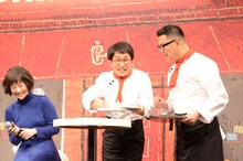 コーヒーとシャルロッテを黒木華に運んでくるシソンヌ。