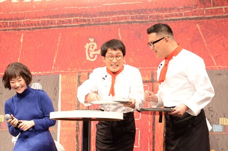 コーヒーとシャルロッテを黒木華に運んでくるシソンヌ。