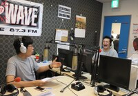 ミキサー席に座るアイパー滝沢（右）。