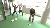 ゴルフのパットに挑戦するよゐこ濱口。