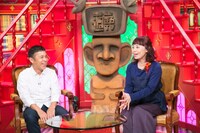 （左から）ナインティナイン岡村、なるみ。(c)ABC