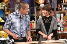 左からカミナリまなぶ、有村架純。(c)日本テレビ