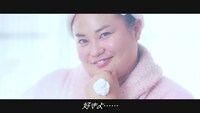 おかずクラブが出演するPR動画「Bathroom Dance」のワンシーン。