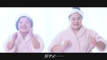 おかずクラブが出演するPR動画「Bathroom Dance」のワンシーン。