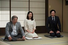 コント「長寿の家系」に出演する（左から）ドランクドラゴン塚地、長澤まさみ、中村倫也。(c)NHK