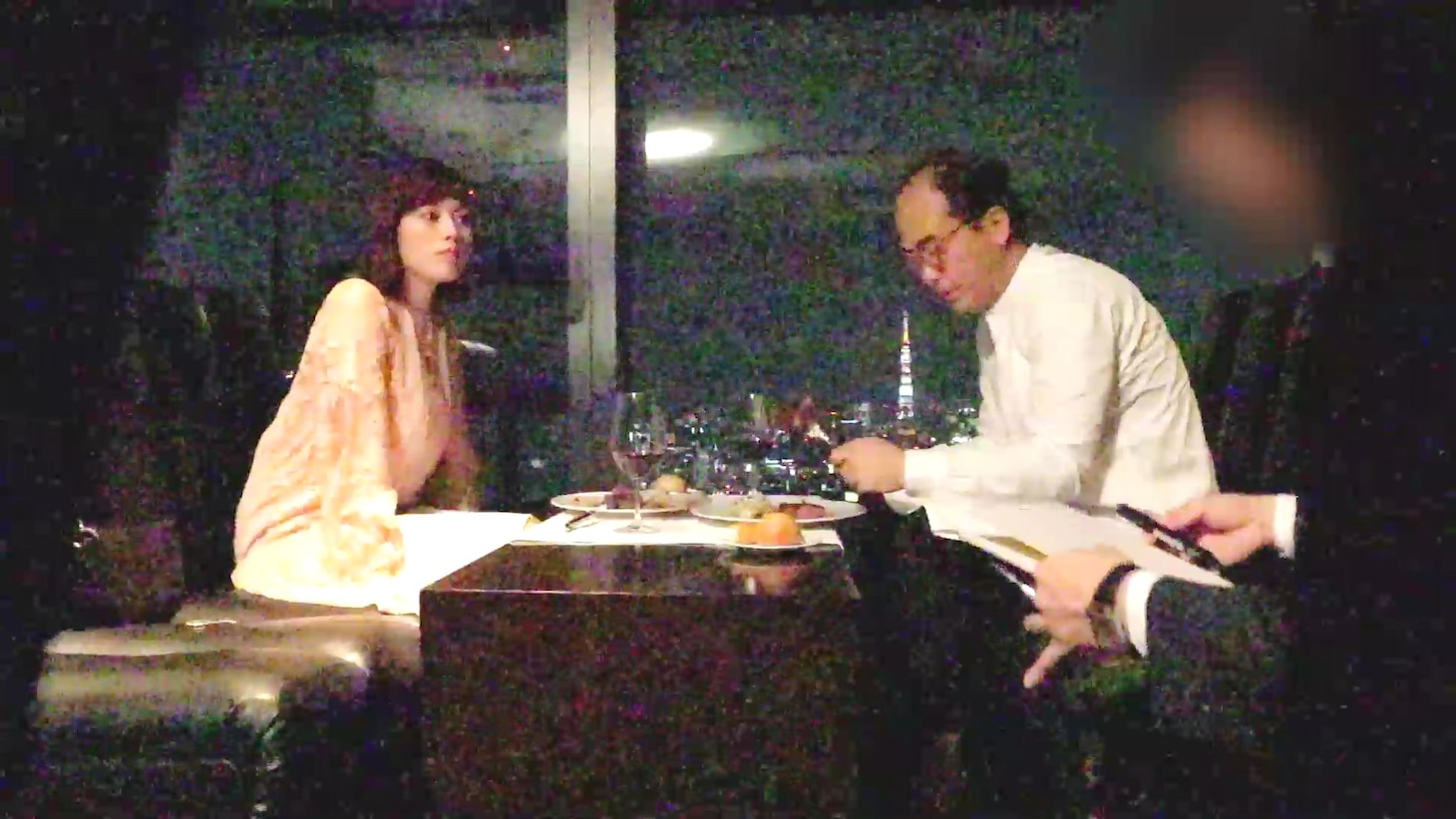 ポッキーダブルのPR動画「筧美和子＆トレエン斎藤 禁断のシェアハピ」のワンシーン。