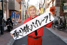 新番組「張り紙パイレーツ！」に出演するメイプル超合金カズレーザー。(c)テレビ朝日