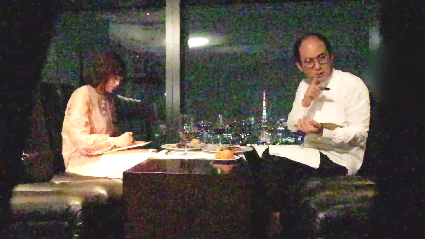 ポッキーダブルのPR動画「筧美和子＆トレエン斎藤 禁断のシェアハピ」のワンシーン。