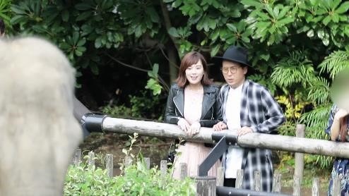 ポッキーダブルのPR動画「筧美和子＆トレエン斎藤 禁断のシェアハピ」のワンシーン。