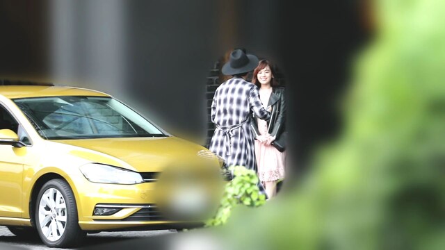 ポッキーダブルのPR動画「筧美和子＆トレエン斎藤 禁断のシェアハピ」のワンシーン。