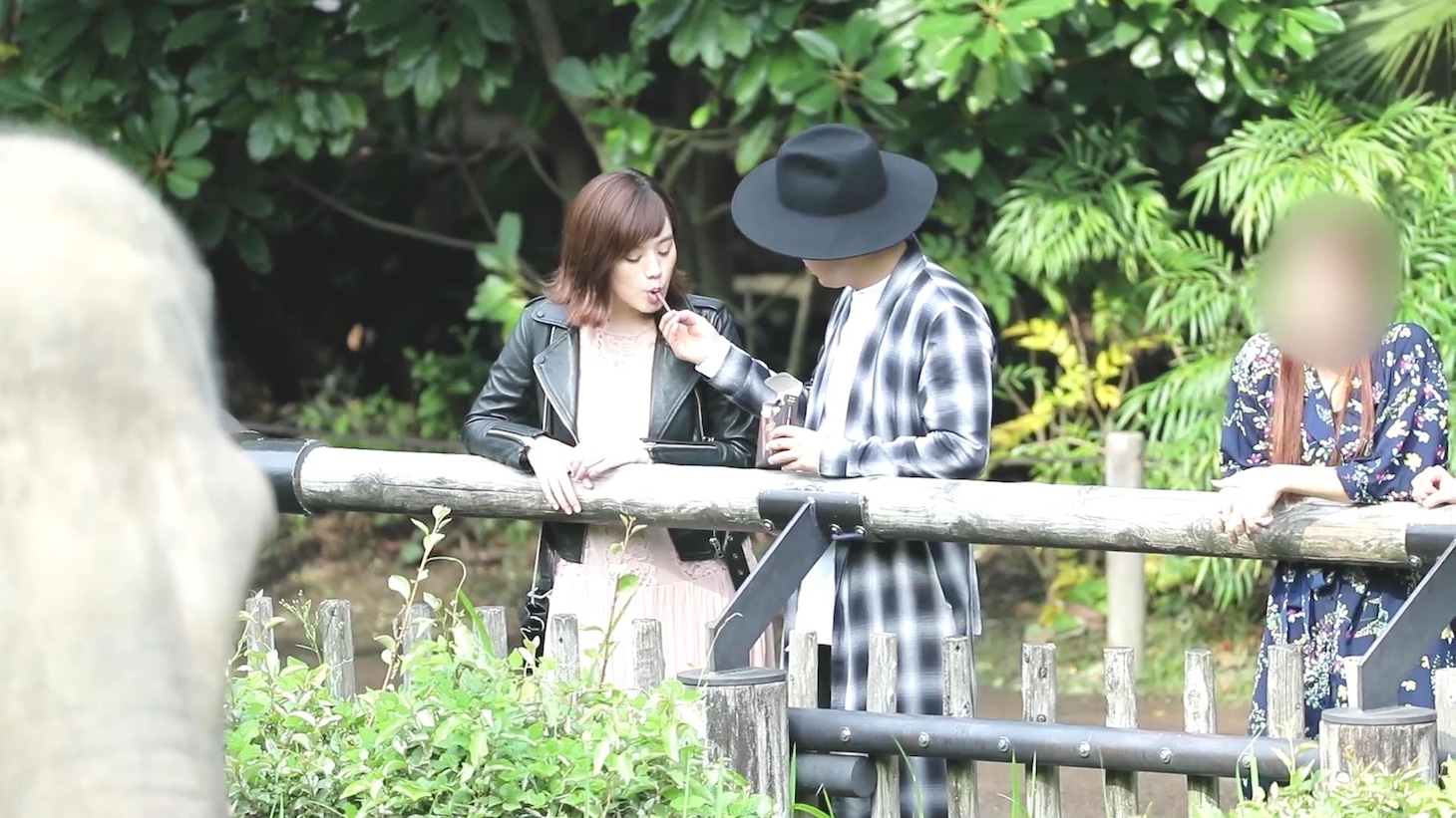 ポッキーダブルのPR動画「筧美和子＆トレエン斎藤 禁断のシェアハピ」のワンシーン。