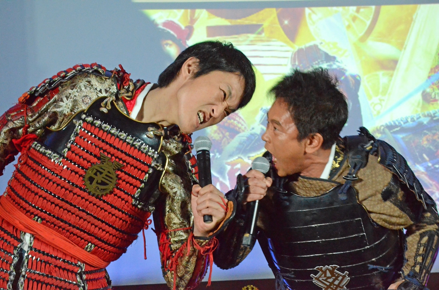 睨み合うダウンタウン浜田（右）と千原ジュニア（左）。