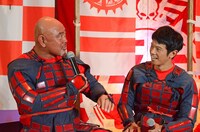 左から武藤敬司、品川庄司・庄司。