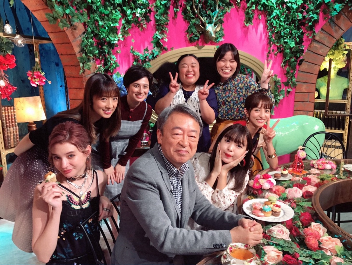 池上彰と女性出演者たち。(c)TBS