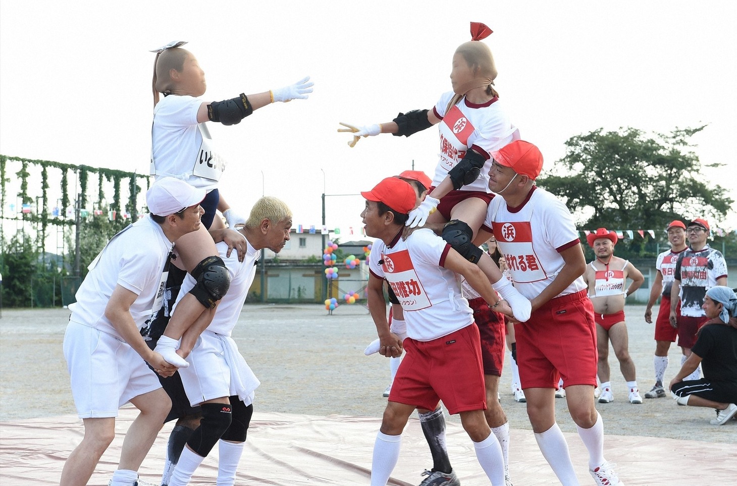 「パンスト脱がし騎馬戦」の様子。(c)TBS