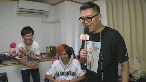 YouTuberの自宅からリポートするシソンヌ長谷川（右）。(c)CBC