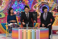 雨上がり決死隊と小島瑠璃子（左）。(c)テレビ朝日