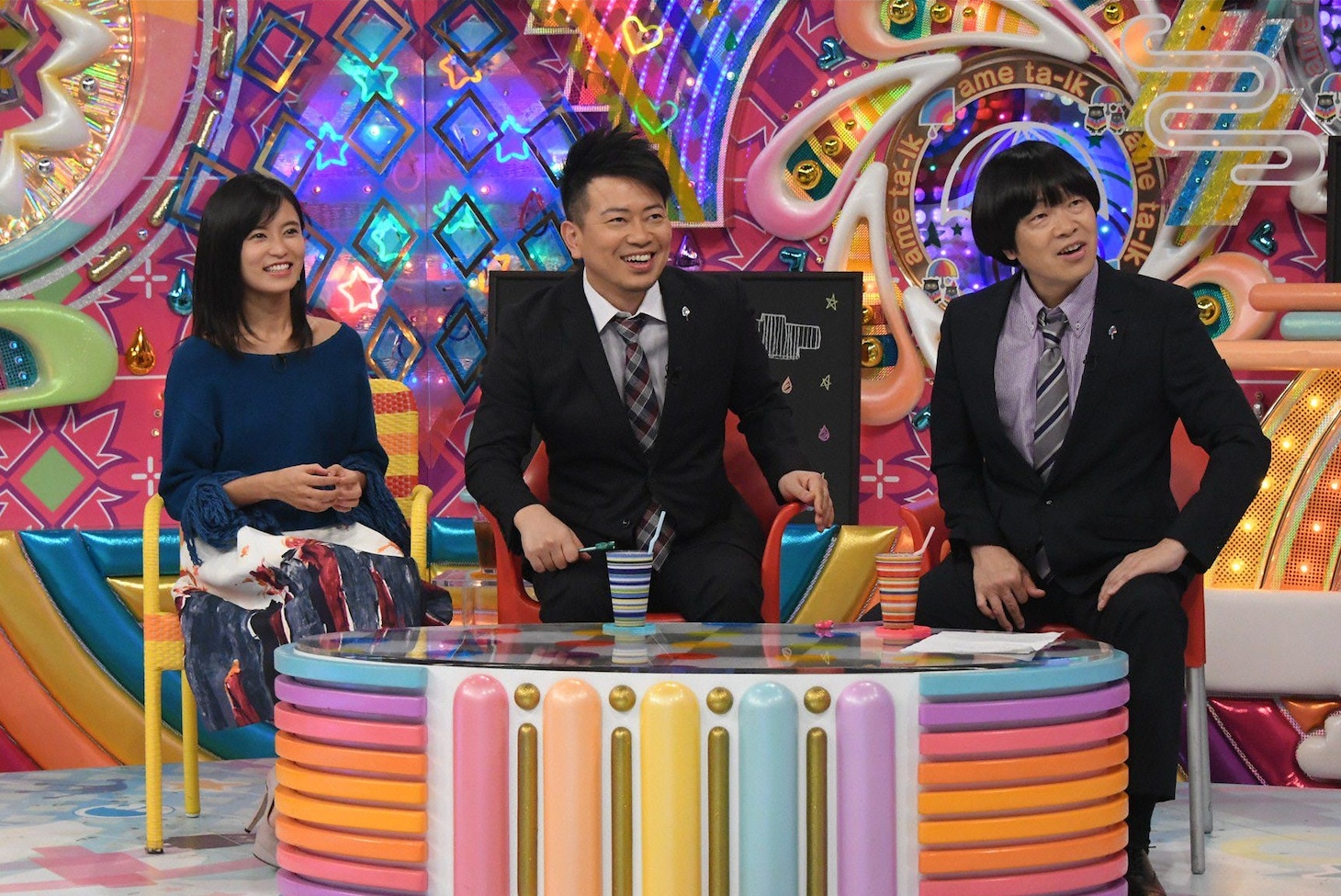 雨上がり決死隊と小島瑠璃子（左）。(c)テレビ朝日