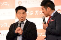 ジミー大西（左）