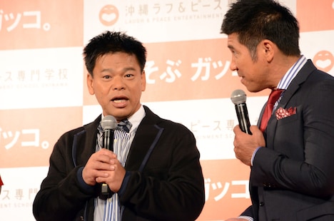 ジミー大西（左）