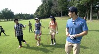 女子大生を迎えてコースを回るダウンタウン浜田（左）。(c)MBS