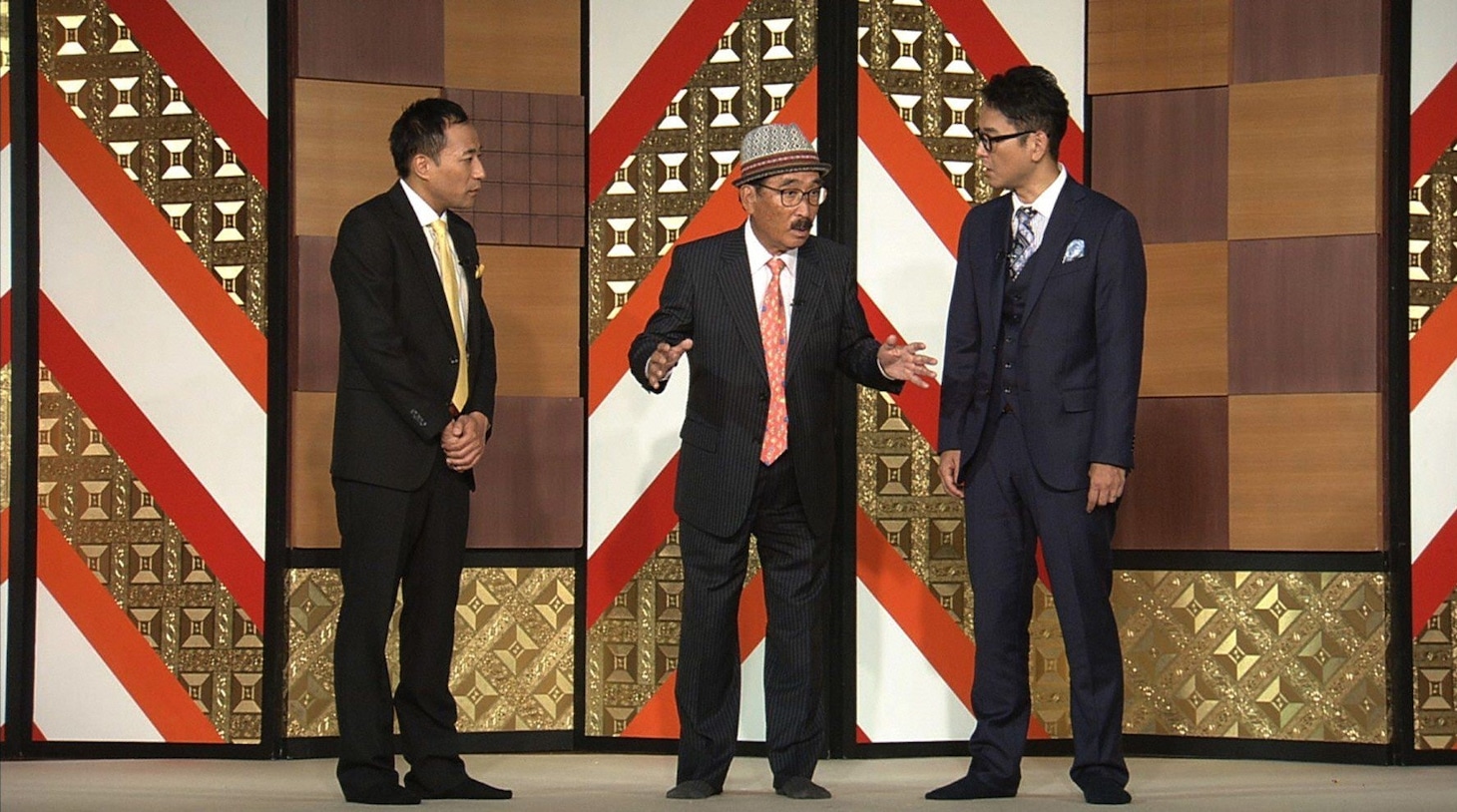 「お笑い演芸館」に出演する青芝フック（中央）とナイツ。(c)BS朝日