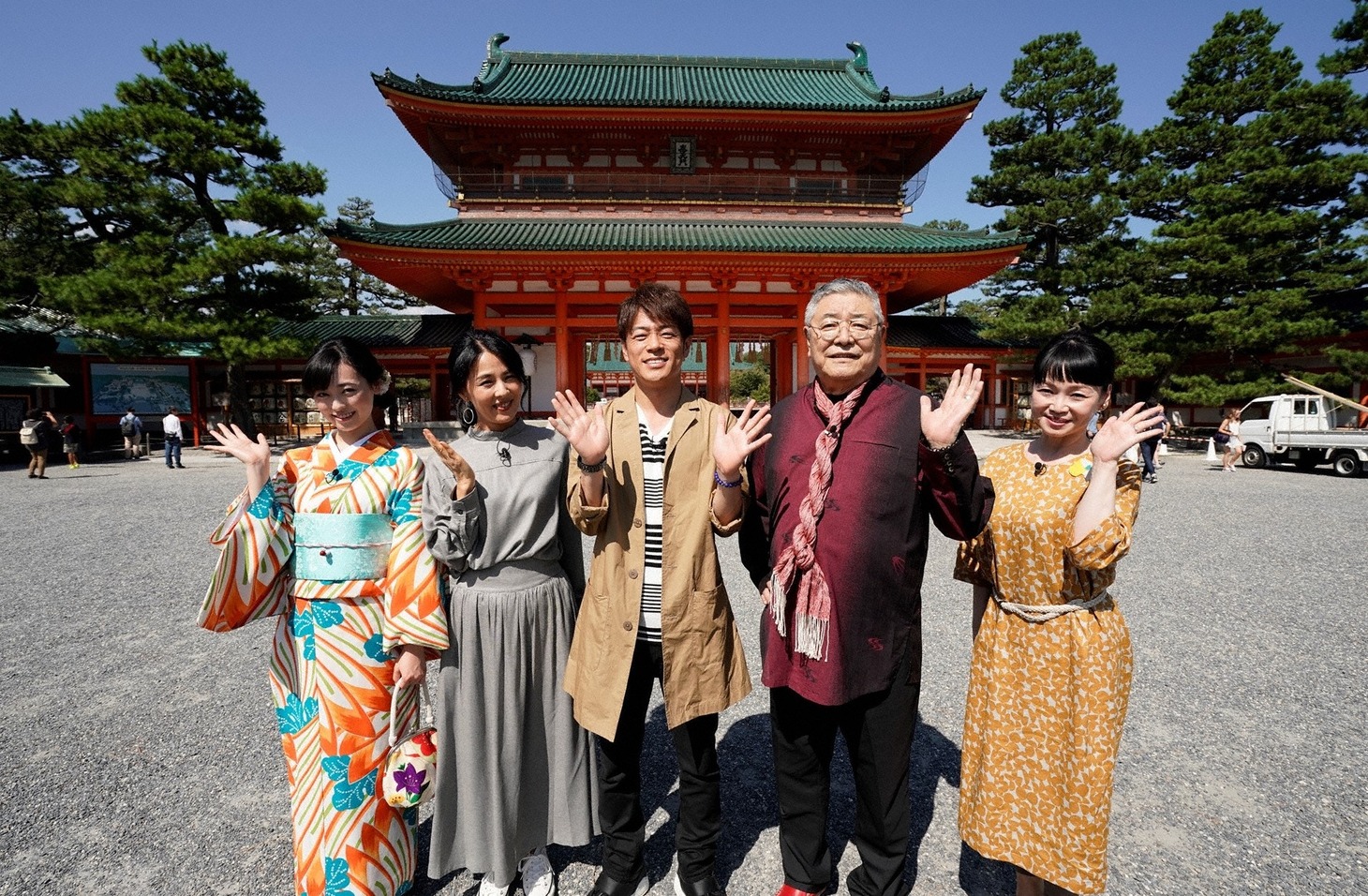 「観光タクシーにお任せ！ 秋の京都おさんぽ旅」の出演者たち。(c)関西テレビ